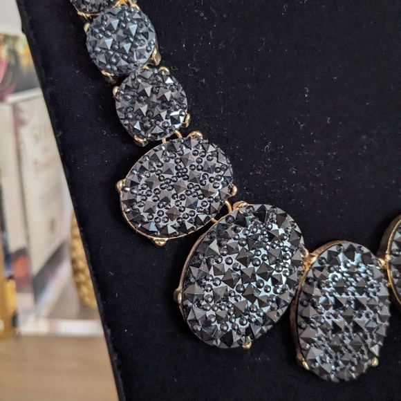 Black statement necklace - Picture 4 of 4